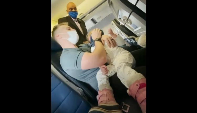 Leszállítottak egy magyar származású családot a repülőről Amerikában, mert a kétéves gyerekük nem akart maszkot viselni – videó – Origo