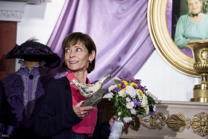 Venczel Vera Jászai Mari-díjas színművész a Tolnay Klári Művészeti díj egyik 2016-os kitüntetettje az elismeréssel az átadóünnepségen a mohorai Tolnay Klári Emlékházban 2016. szeptember 17-én.