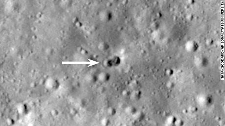 Új kettős kráter látható a Hold felszínén, miután egy titokzatos rakéta ütközött
