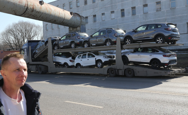 Új autókat szállító kamion a moszkvai Renault gyár udvarán 2022. márciusában – Fotó: Konstantin Zavrazhin / Getty Images