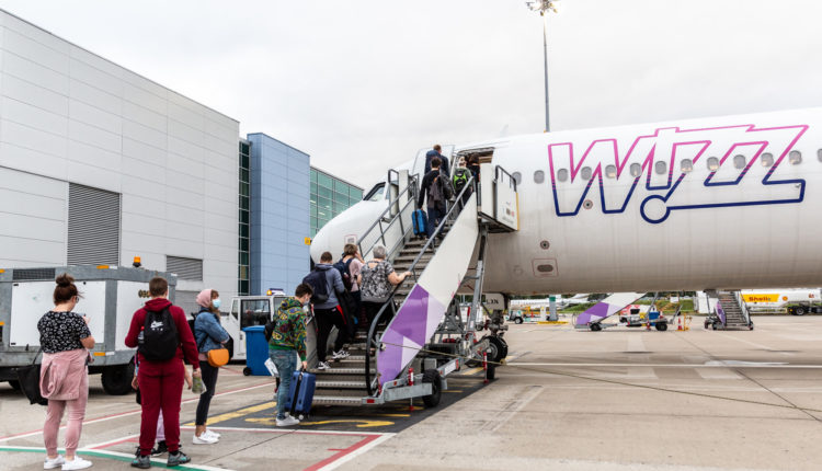Több mint egy napja várják a Lutonban ragadt WizzAir-utasok, hogy kiderüljön, hogyan mehetnének haza – 444