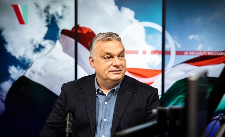 A Miniszterelnöki Sajtóiroda által közreadott képen Orbán Viktor miniszterelnök interjút ad a Jó reggelt, Magyarország! című műsorban a Kossuth rádió stúdiójában 2022. január 28-án. Fotó: MTI/Miniszterelnöki Sajtóiroda/Fischer Zoltán