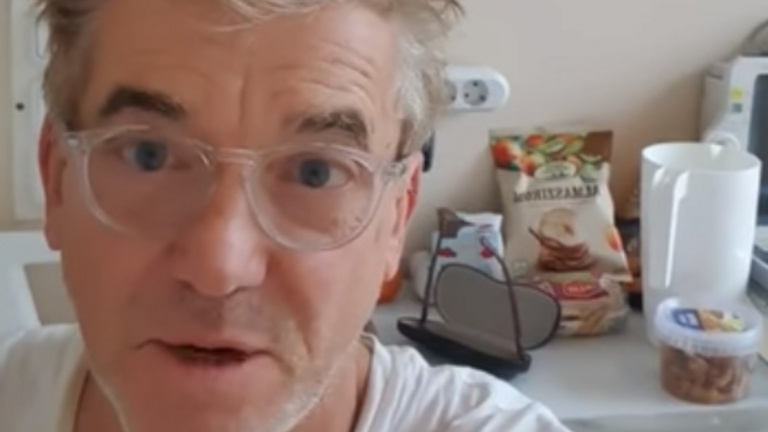 Zokogva köszönte meg az orvosoknak és ápolóknak Delhusa Gjon, hogy kigyógyult a koronavírusból