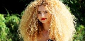 Opitz Barbi megint elképesztő dekoltázst villantott – fotók