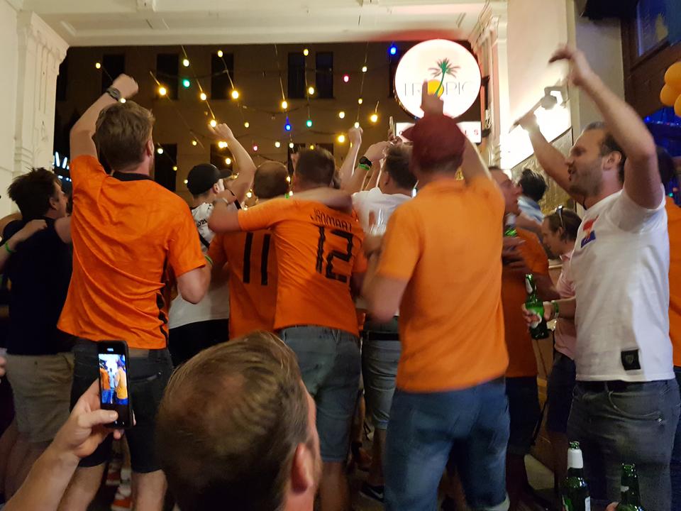 Így hangolodtak a holland drukkerek a budapesti éjszakában Így hangolodtak a holland drukkerek a budapesti éjszakában