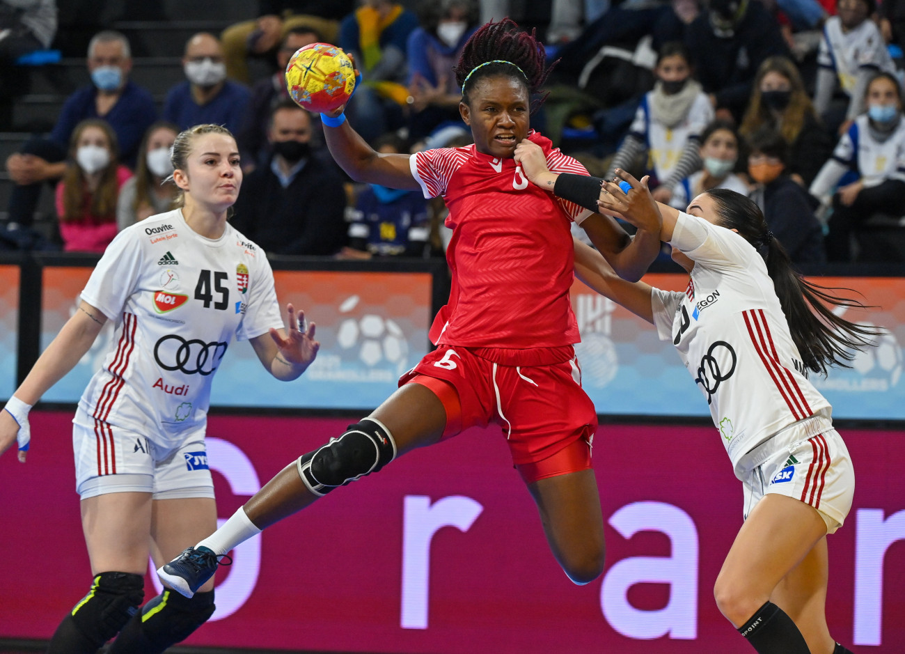 Granollers, 2021. december 10.
Háfra Noémi (b) és Lukács Viktória, valamint a kongói Neida Klenn Divoko Kangou a spanyolországi női kézilabda-világbajnokság középdöntőjének második fordulójában játszott Magyarország - Kongó mérkőzésen 2021. december 10-én.
MTI/Illyés Tibor