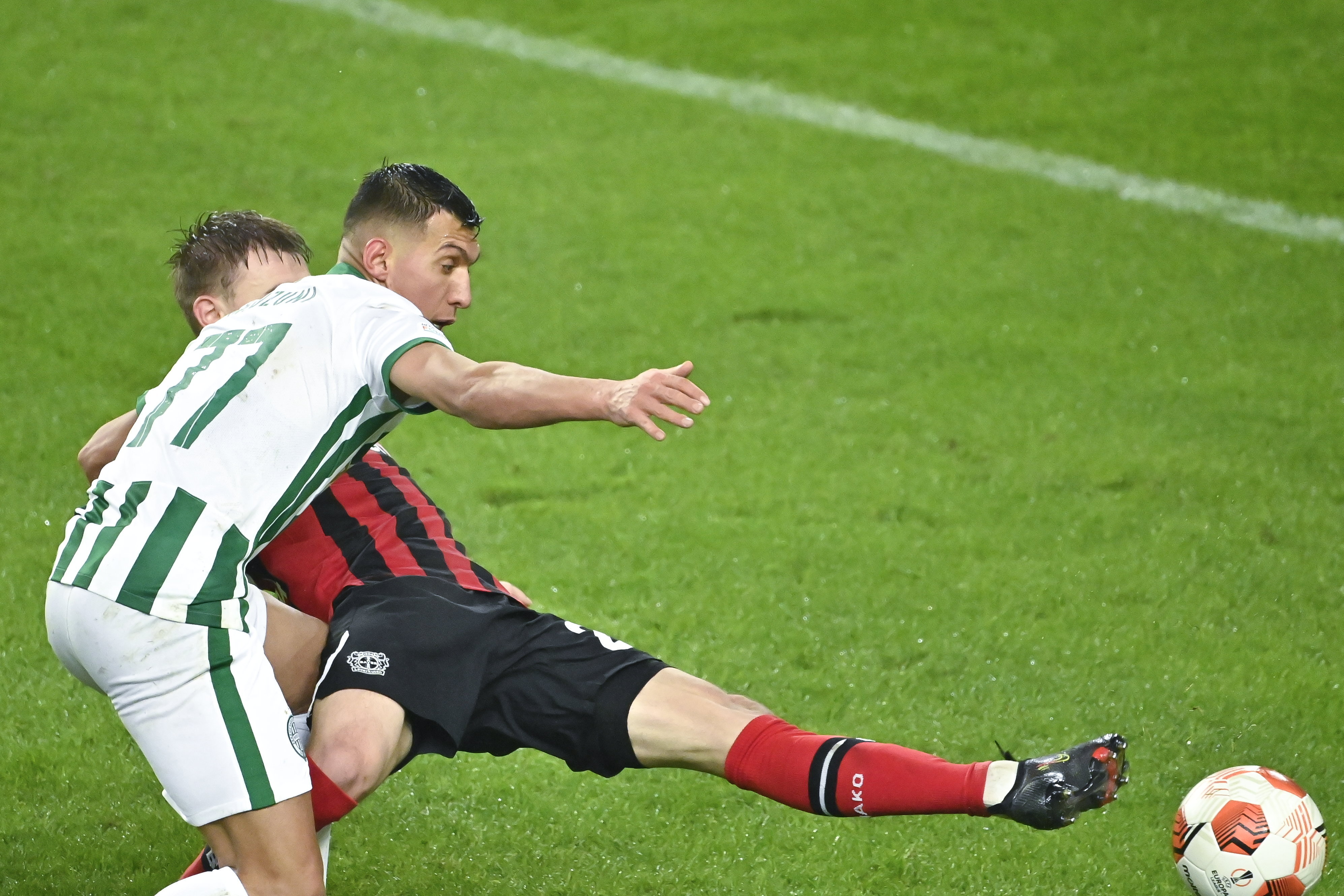 A képen: A Fradi lebirkózta ellenfelét, harcos mérkőzésen megérdemelten győzött. Fotó: MTI/Koszticsák Szilárd