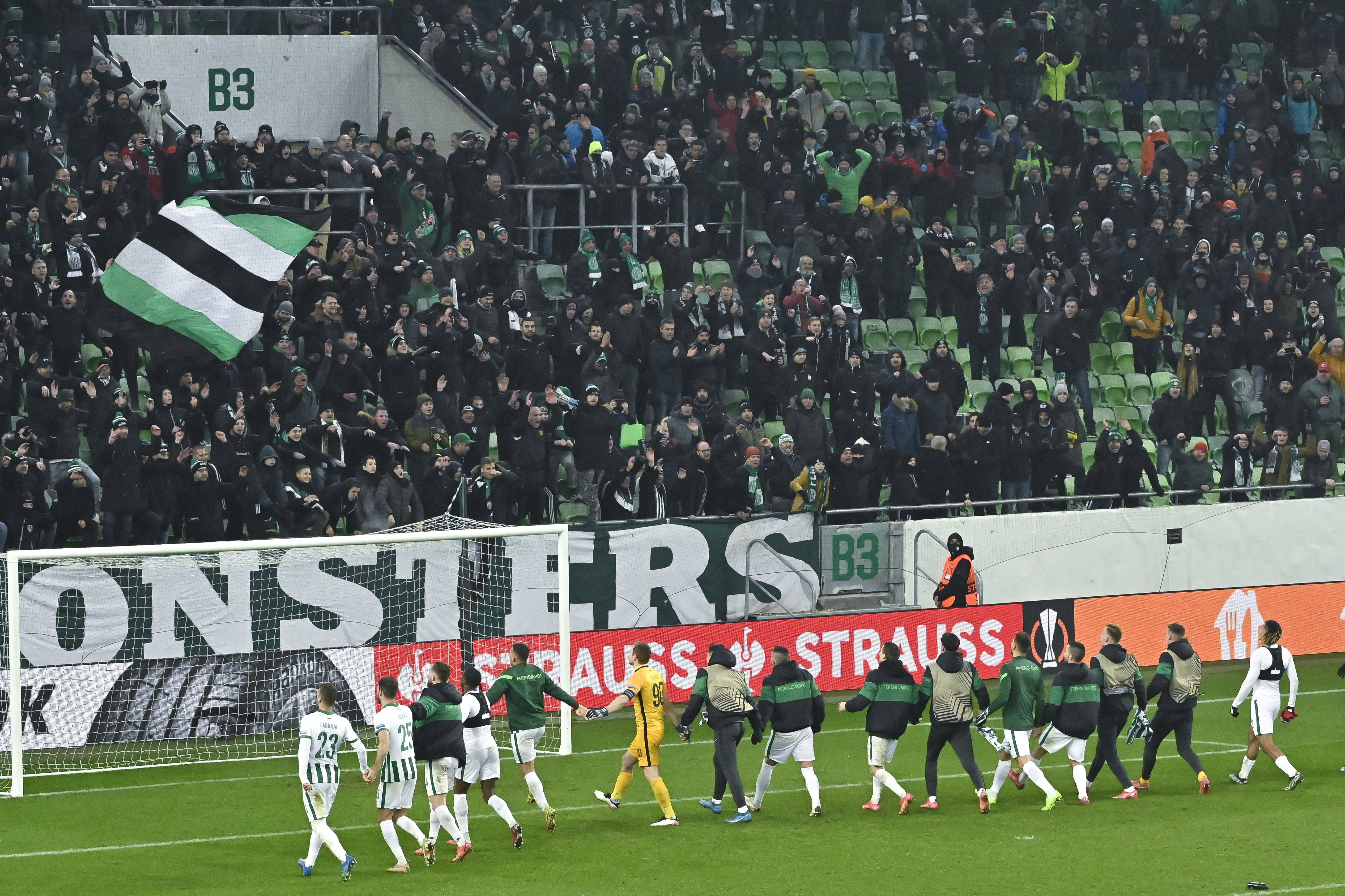 A képen: Ferencvárosi játékosok megköszönik a szurkolók biztatását az Európa-liga csoportkörében, a G csoport hatodik fordulójában a Bayer Leverkusen ellen játszott mérkőzés után a Groupama Arénában 2021. december 9-én. Ferencváros-Bayer Leverkusen 1-0. Fotó: MTI/Koszticsák Szilárd