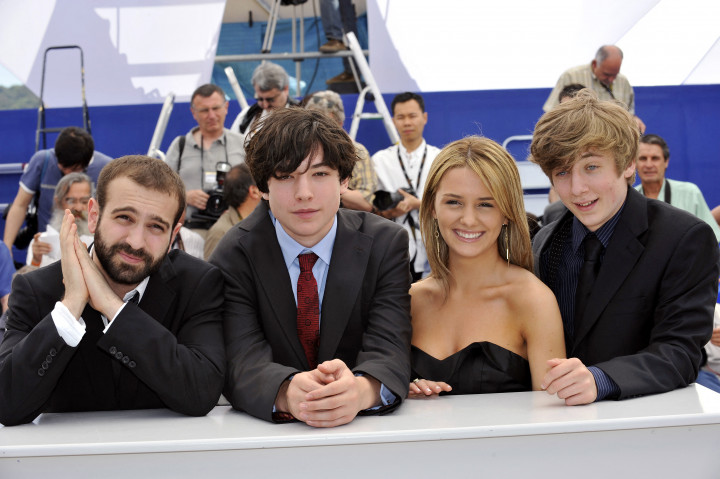 Antonio Campos amerikai-brazil rendező és Ezra Miller, Addison Timlin és Jeremy White pózol az Afterschool című film apropóján a 61. Cannes-i Nemzetközi Filmfesztiválon, 2008. május 18-án – Fotó: Anne-Christine Poujoulat / AFP