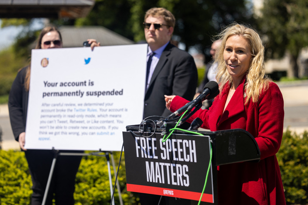 Marjorie Taylor Greene republikánus képviselő sajtótájékoztatót tartott a Capitolium előtt, miután Musk bejelentette a Twitter felvásárlását. Januárban a képviselő személyes fiókját végleg felfüggesztették, mert hamis, félrevezető információkat terjesztett a koronavírus-járványról – Fotó: Nathan Posner / Anadolu Agency / AFP