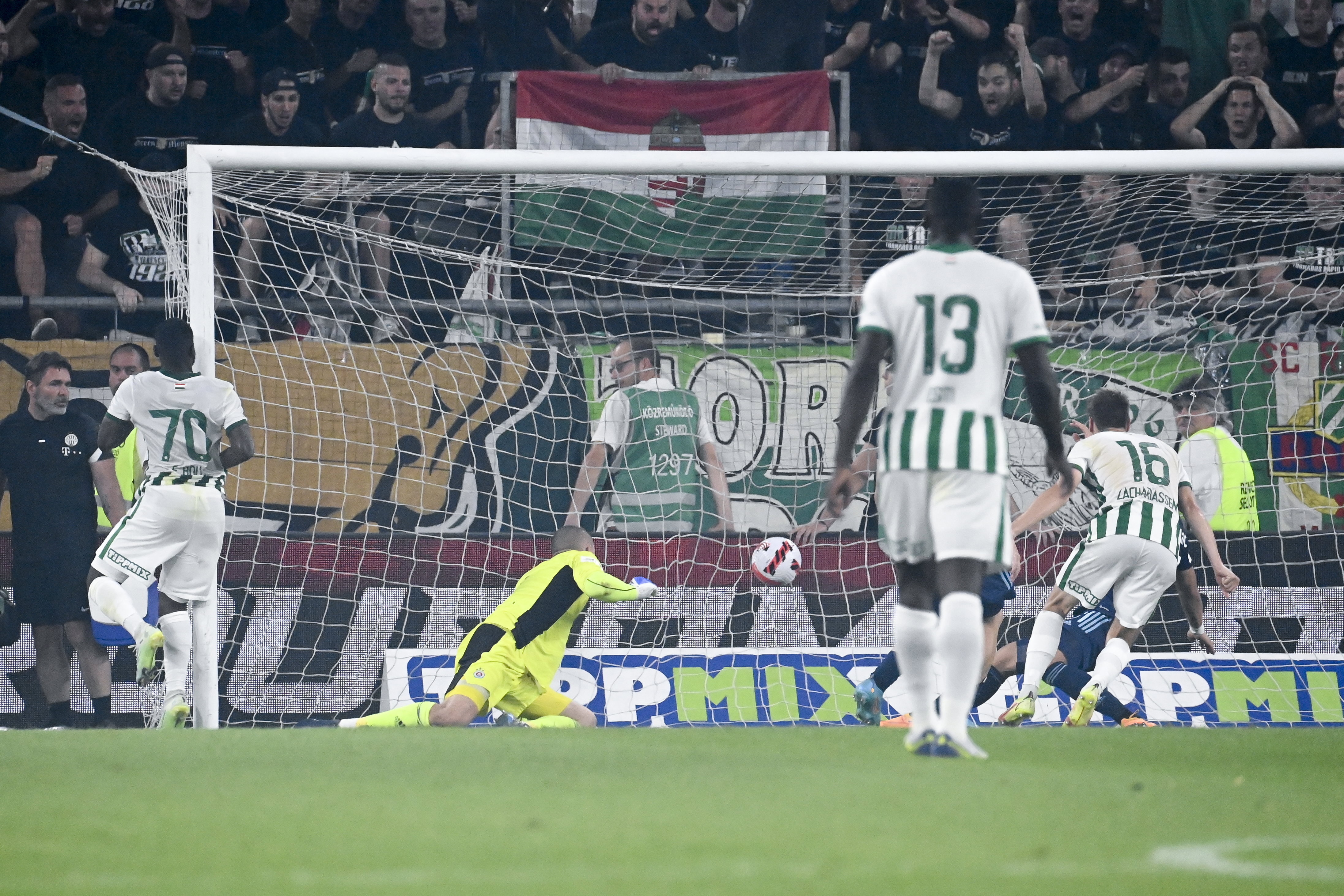 Ekkor még minden szép volt: Zachariassen lövésével vezetést szerzett a Ferencváros... Fotó: MTI/Koszticsák Szilárd