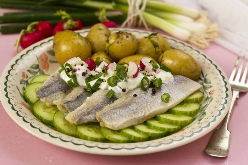 Uudet perunat ja silli.