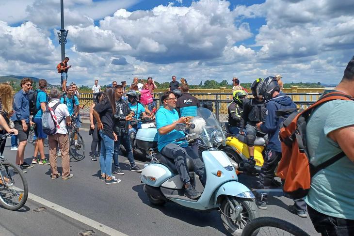 Leállt a forgalom. Fotó: Privátbankár.hu/Mfor.hu 