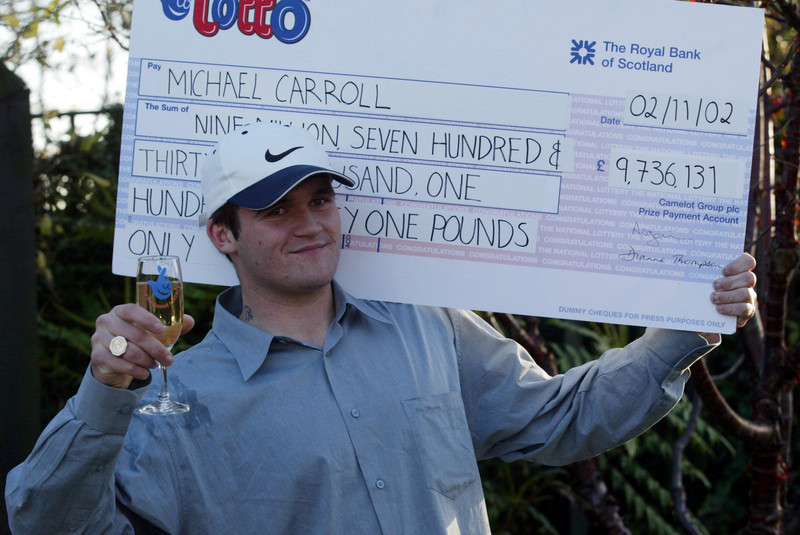 Tizenkilenc évesen többmilliárd forintnyi pénzt nyert, nyolc év múlva már ismét kukásként dolgozott Michael Carroll