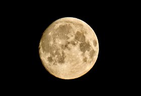 A Hold egyik óriási kráterében rejtélyes fények villannak fel, és akkor kék színű, kupolaformájú struktúrákat vélnek látni benne