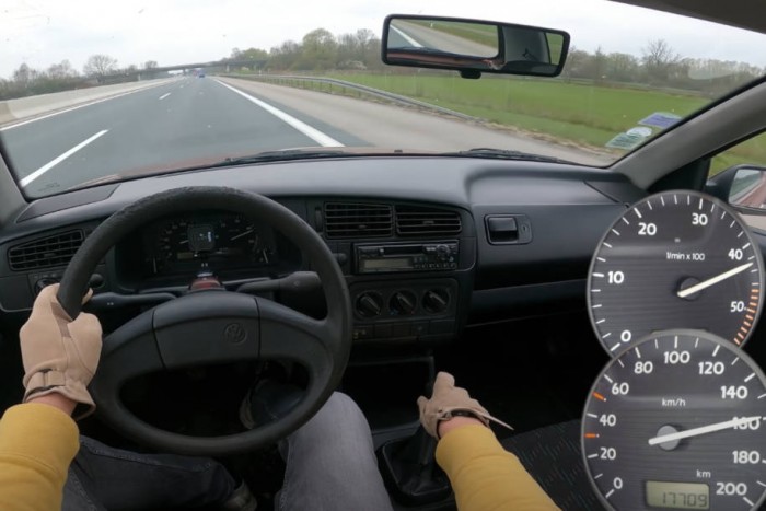 Örök életű 64 lóerős dízel mutatja mit tud padlógázon az autópályán