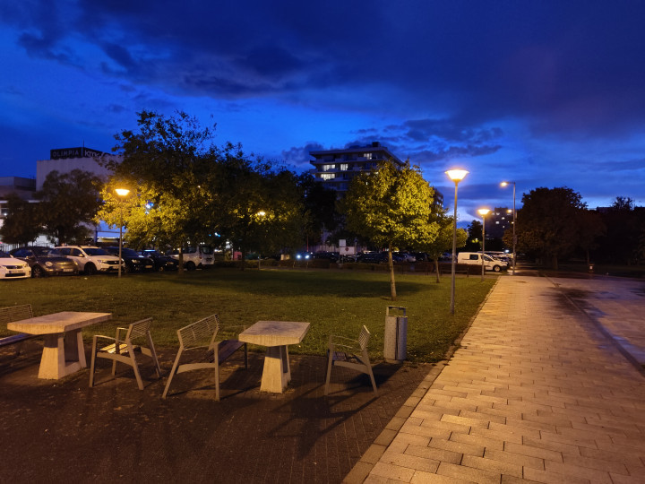 Az első kép a főkamerával készült, a második az ultraszélessel – Fotó: Flachner Balázs / Telex