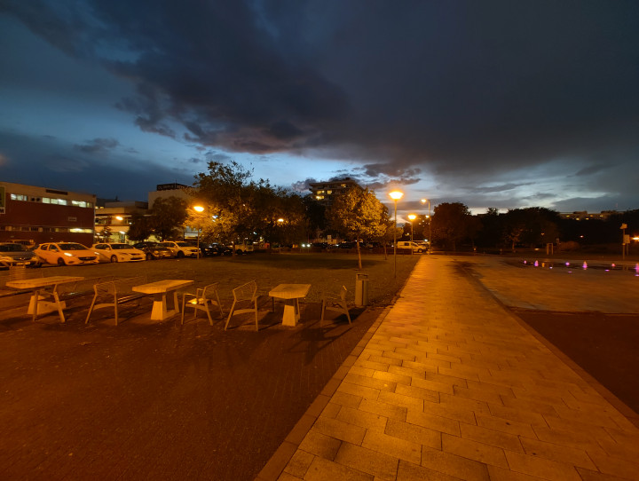 Az első kép a főkamerával készült, a második az ultraszélessel – Fotó: Flachner Balázs / Telex